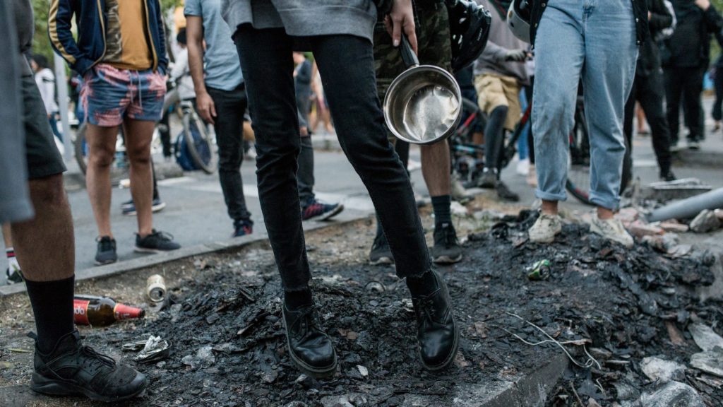 Instituciones y ciudadanos: Repensando los vínculos en un contexto en el que se redefine la violencia – Manuel Arís y Diego Pardow