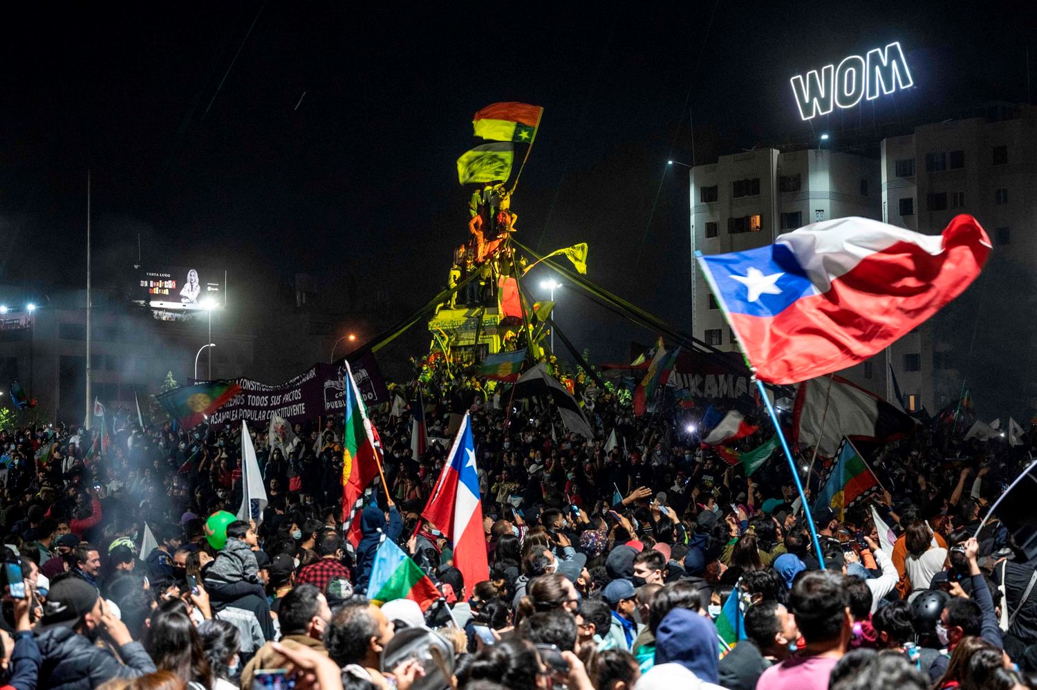 Miles de chilenos celebran en la Plaza Italia de Santiago el triunfo de la opción de cambio constitucional en el referéndum del domingo 25 de octubre. En video, imágenes de celebración en Santiago.PEDRO UGARTE / AFP